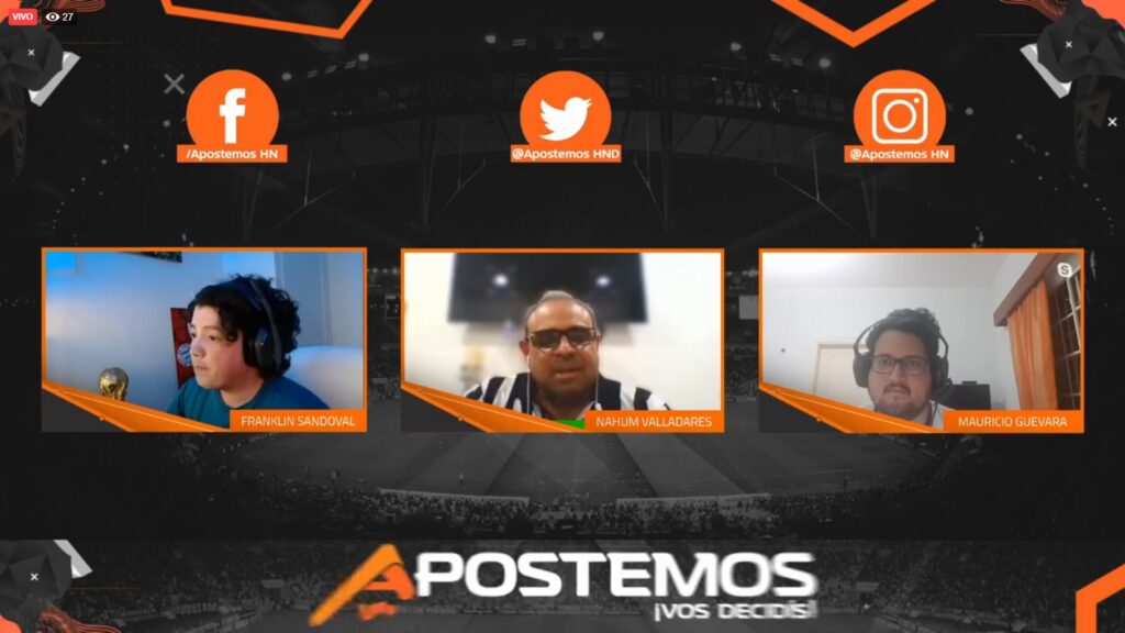 Nahúm Valladares, periodista deportivo comentando en los cuartos de final de Copa Apostemos. Foto Apostemos HN