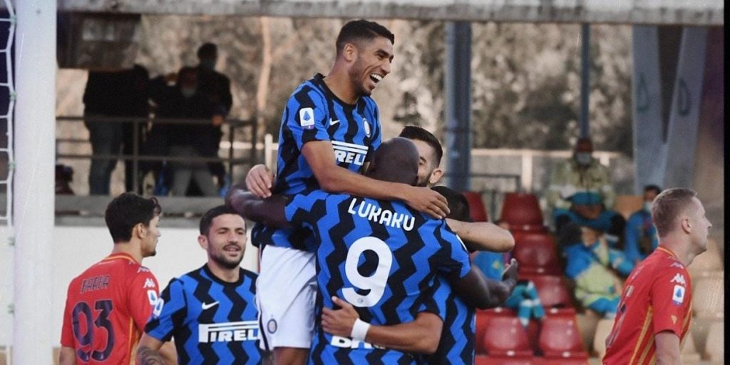 Achraf Hakimi celebra con Lukaku. Foto Inter
