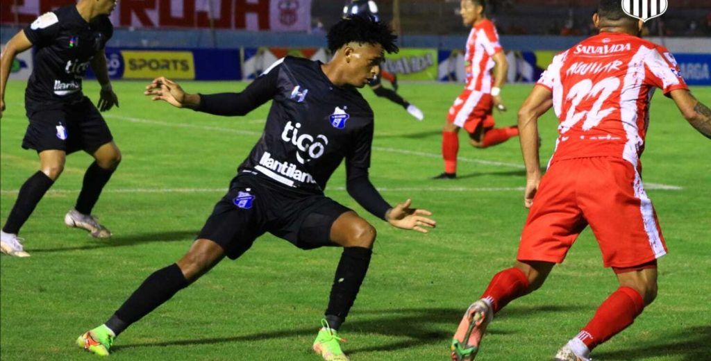 Elías Nazar confirma fuerte interés del Vida por Cristian Sacaza