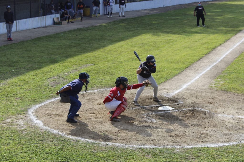 Niupi se lleva duelo de invictos a Atléticos. Bravos suma primer triunfo