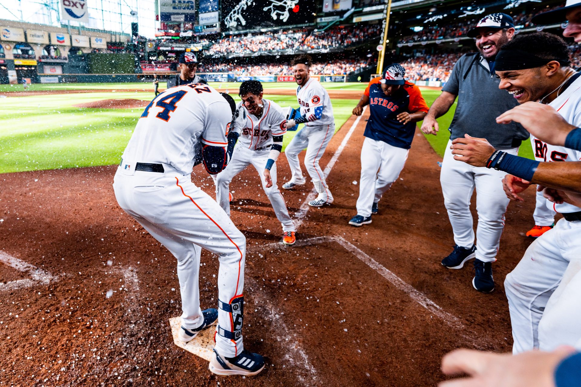 Astros vencen a Royals con Dubón impulsando y anotando carrera