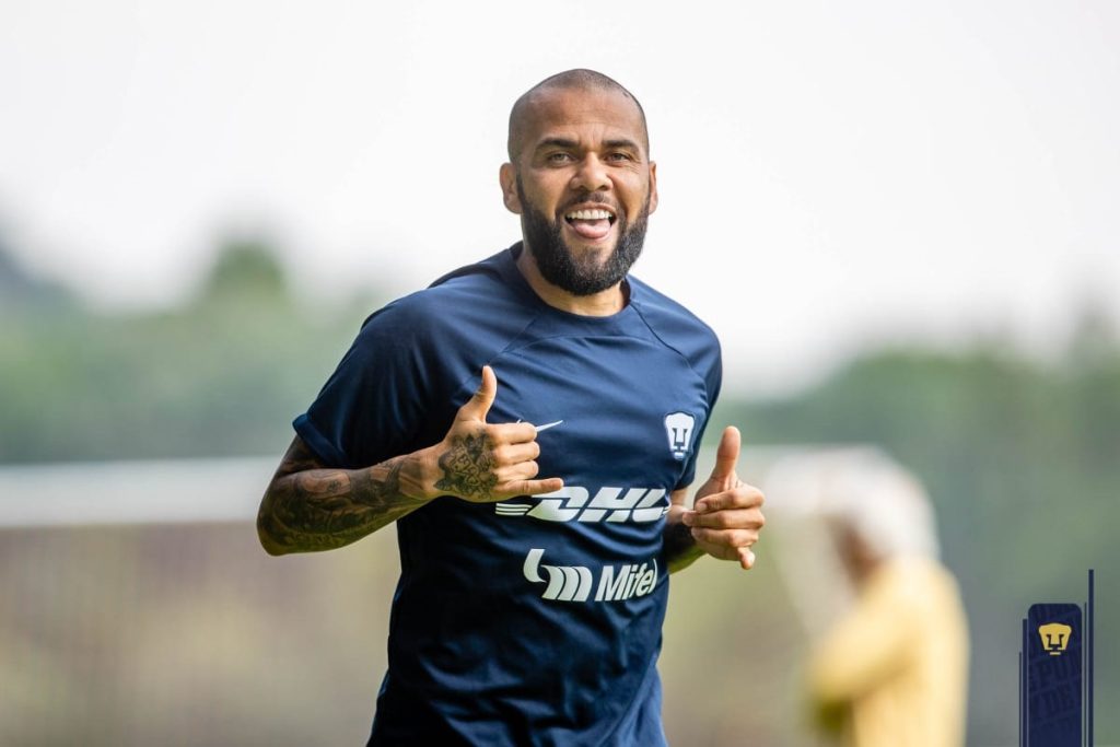 Dani Alves listo para debutar con los Pumas de México