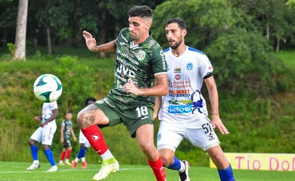 Lucas Campana domina el balón ante la marca de un rival.