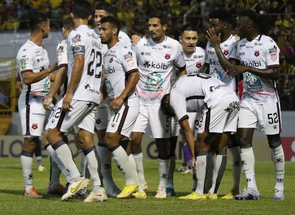 Alajuelense humilla a Real España en las semis de Concacaf League