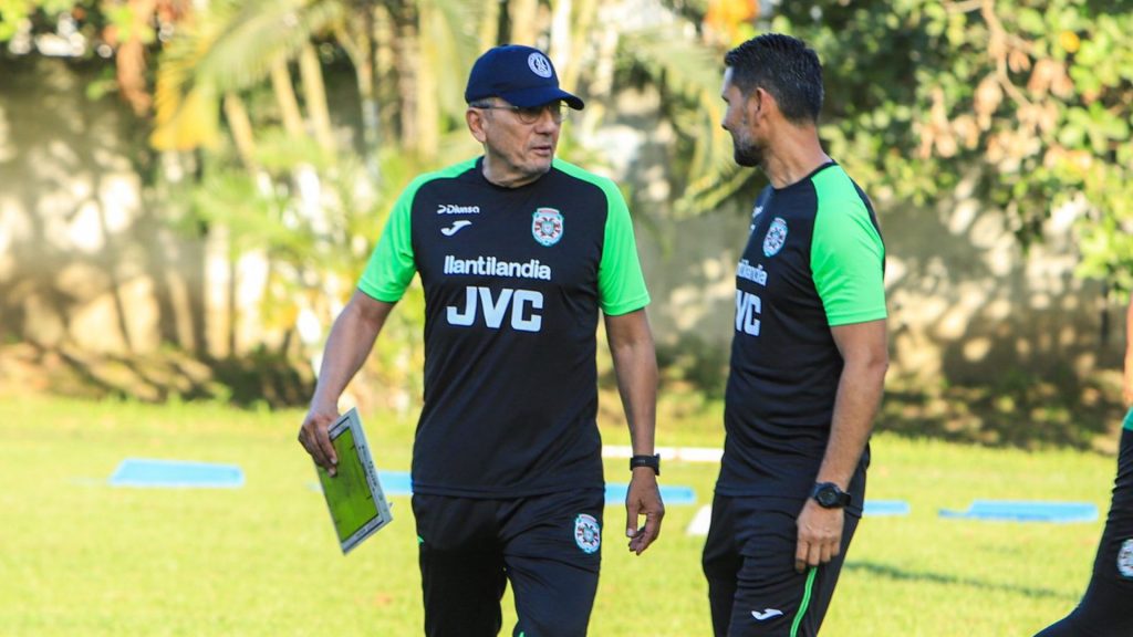 Salomón Nazar dirige su primer entrenamiento con Marathón