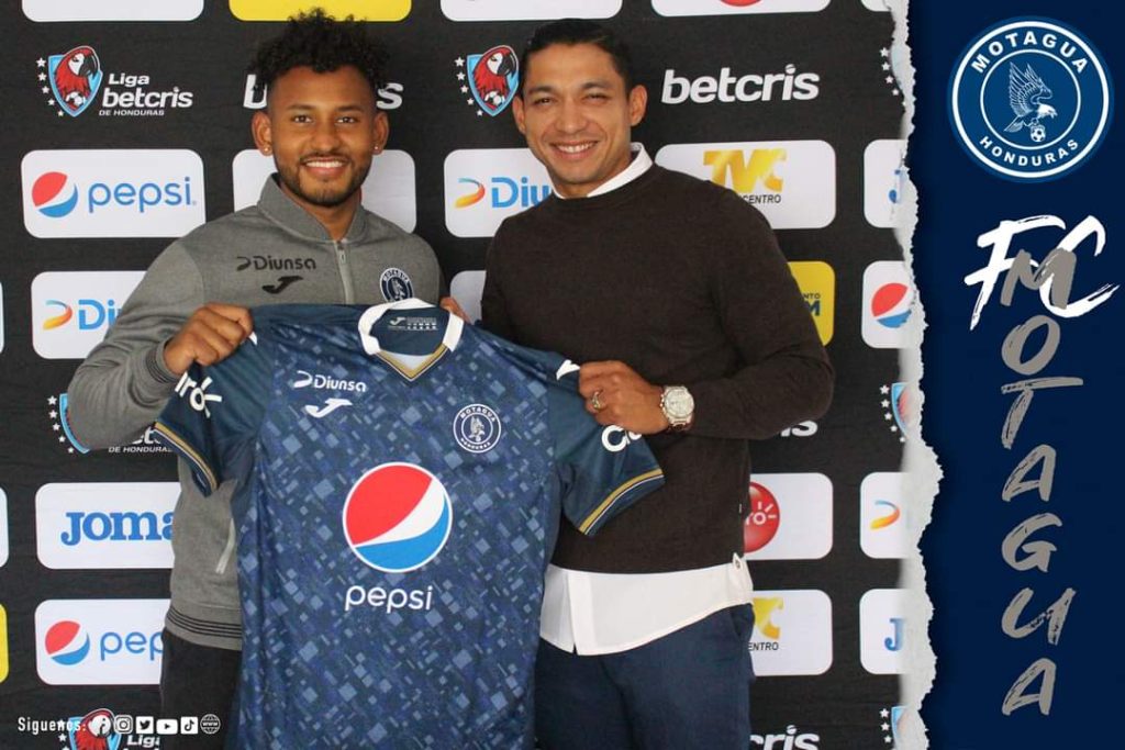Juan Carlos Obregón fue presentado junto al director deportivo de Motagua, Emilio Izaguirre