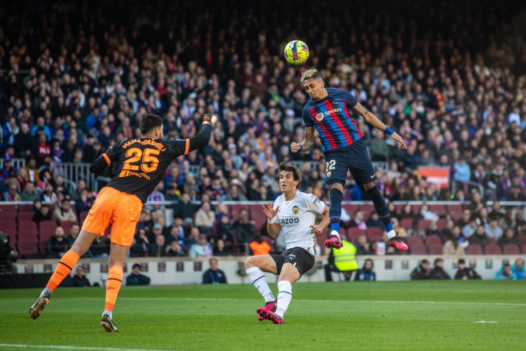 Barcelona estira la distancia al Real Madrid que empata con Betis