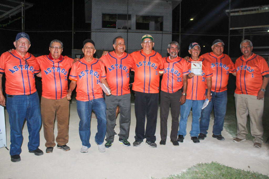 Hermacasa de vistió de gala para homenajear héroes del softbol