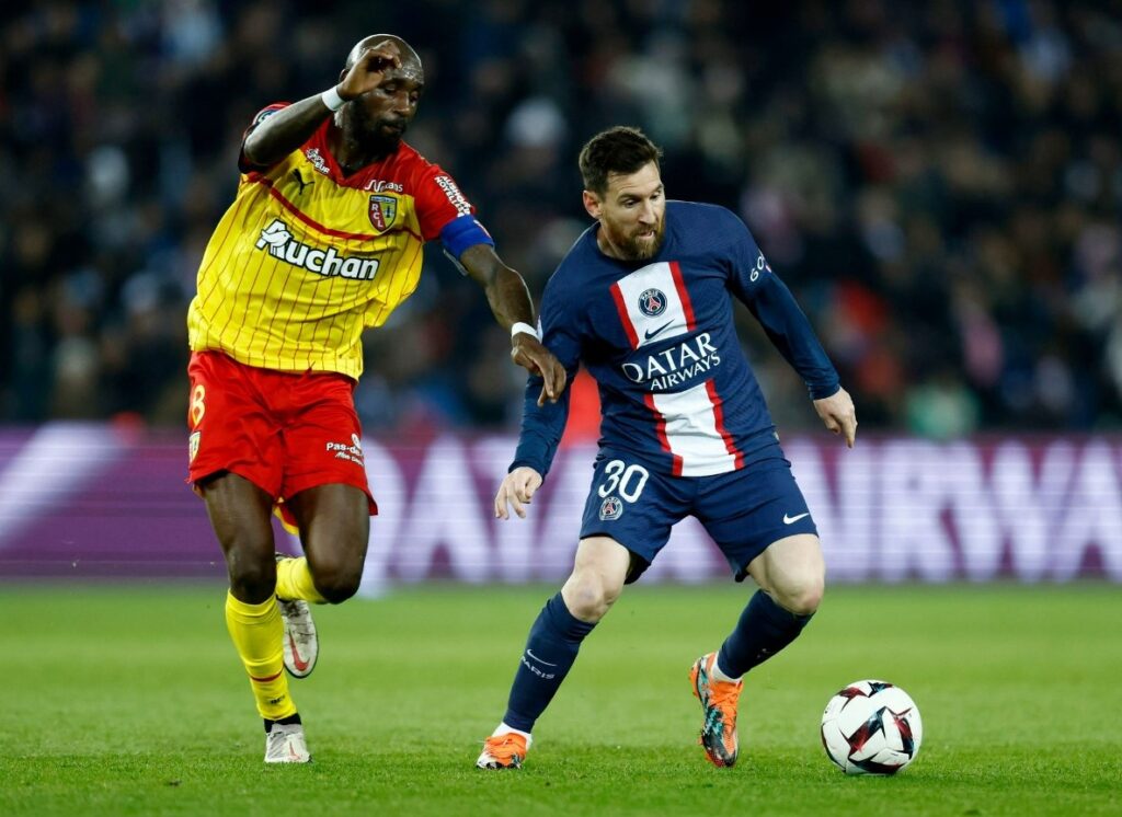 Messi y Mbappé lideran triunfo del PSG ante el Lens