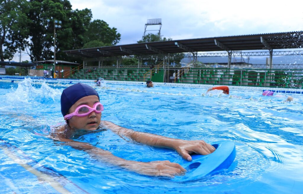 MSPS brinda clases de natación en el Olímpico Metropolitano MSPS brinda clases de natación en el Olímpico Metropolitano