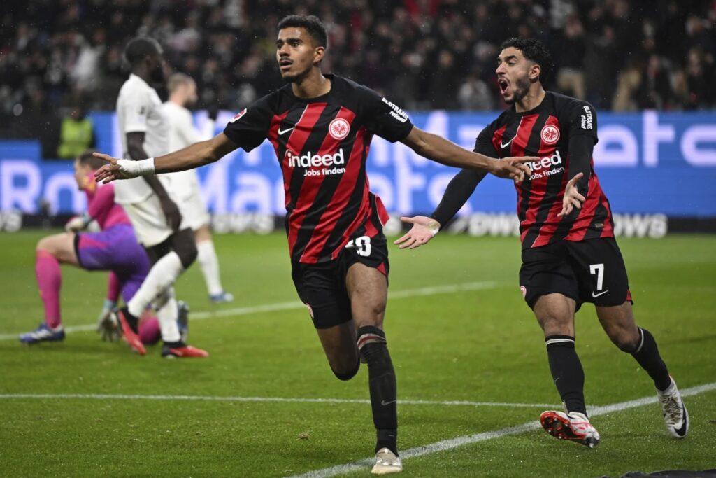 El Eintracht Frankfurt golea y quita el invicto al Bayern en la Bundesliga