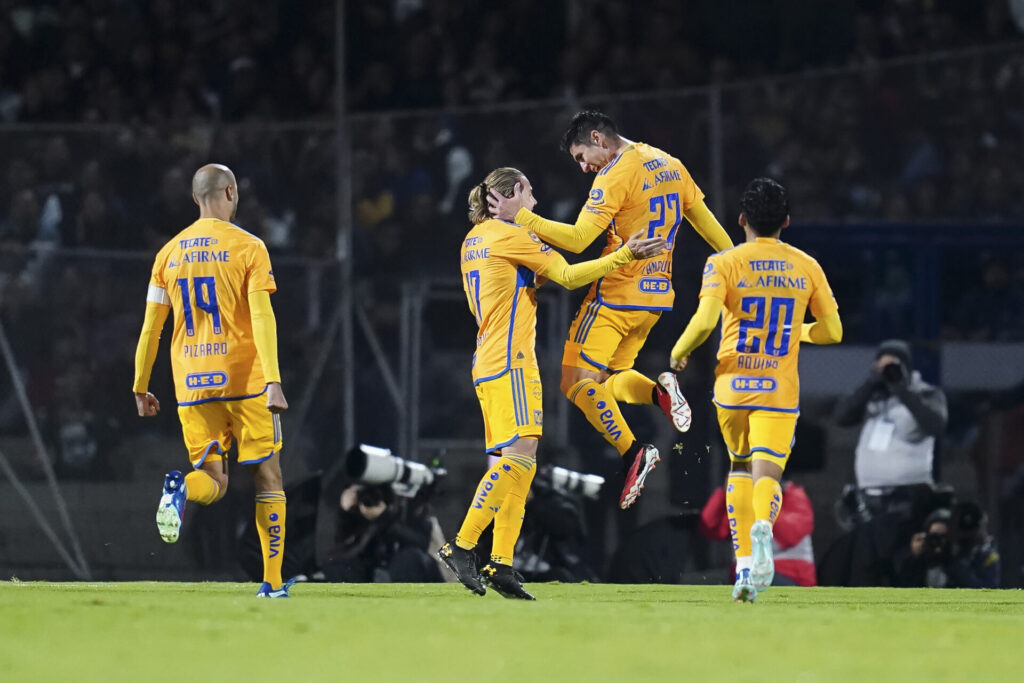 Tigres saca triunfo de oro del Olímpico frente a la UNAM