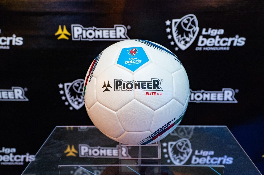 Liga Betcris de Honduras presenta el balón oficial del Clausura 2024
