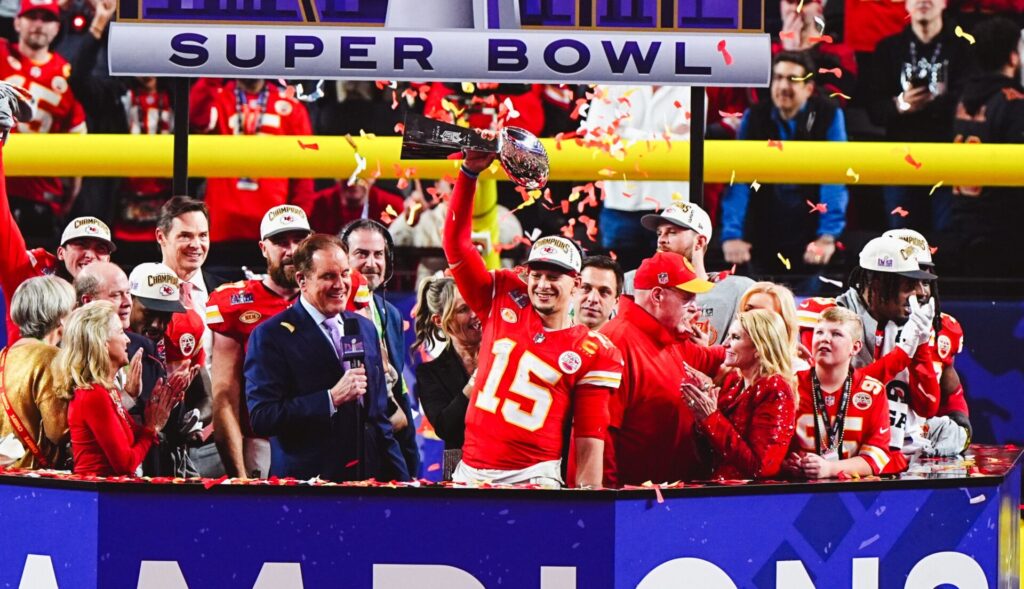 Chiefs vencen a los 49ers con dramatismo para lograr el bicampeonato