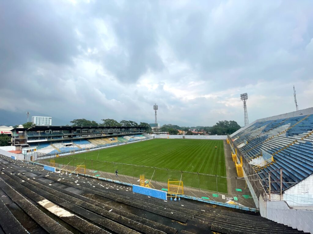 Nueva grama del Morazán comienza lucir el campo de juego