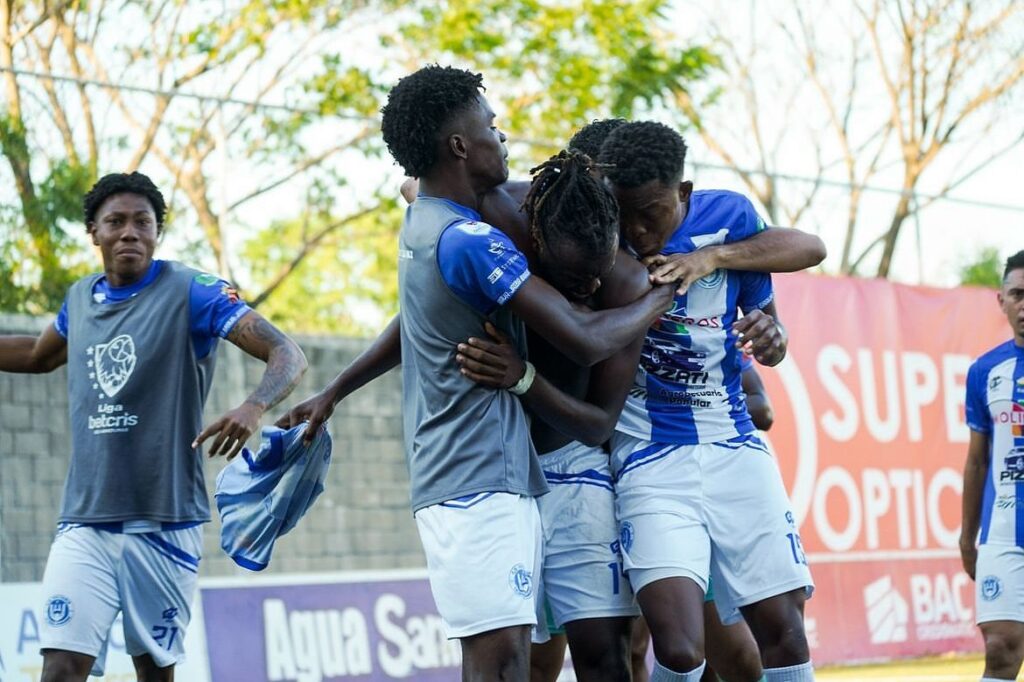 Triunfo de oro del CD Victoria y sale del sótano por el No Descenso