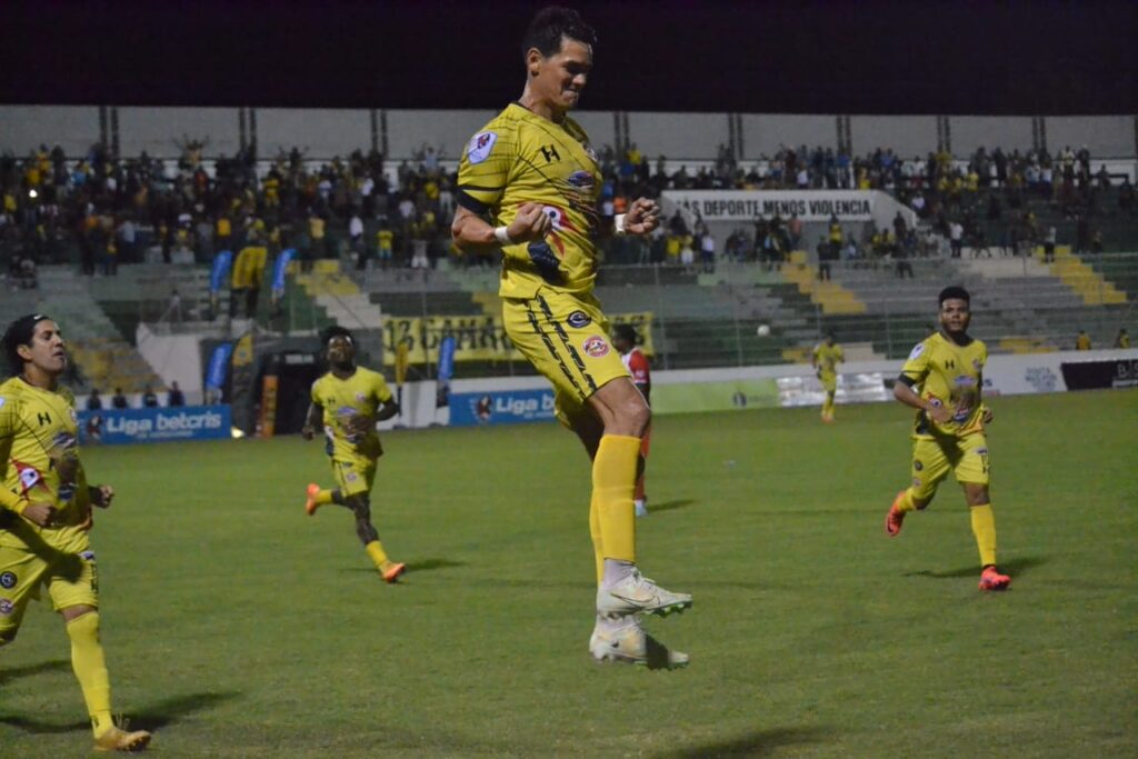 Roberto Moreira celebrando el único gol del encuentro.