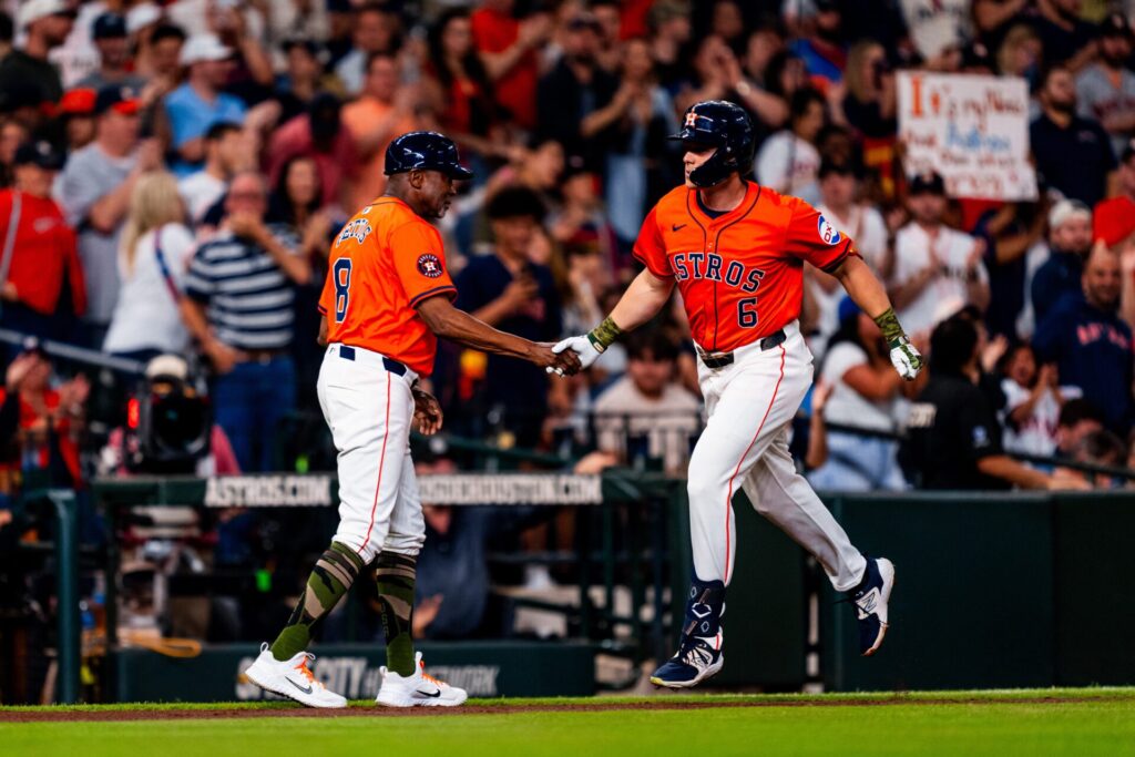 Astros suman seis al hilo para comenzar remontada en la Americana