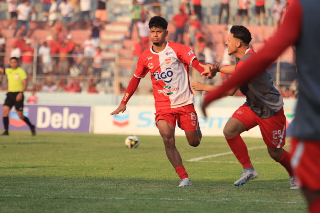 Clever Portillo y Roger Sander, apegan al Vida a la Liga Nacional