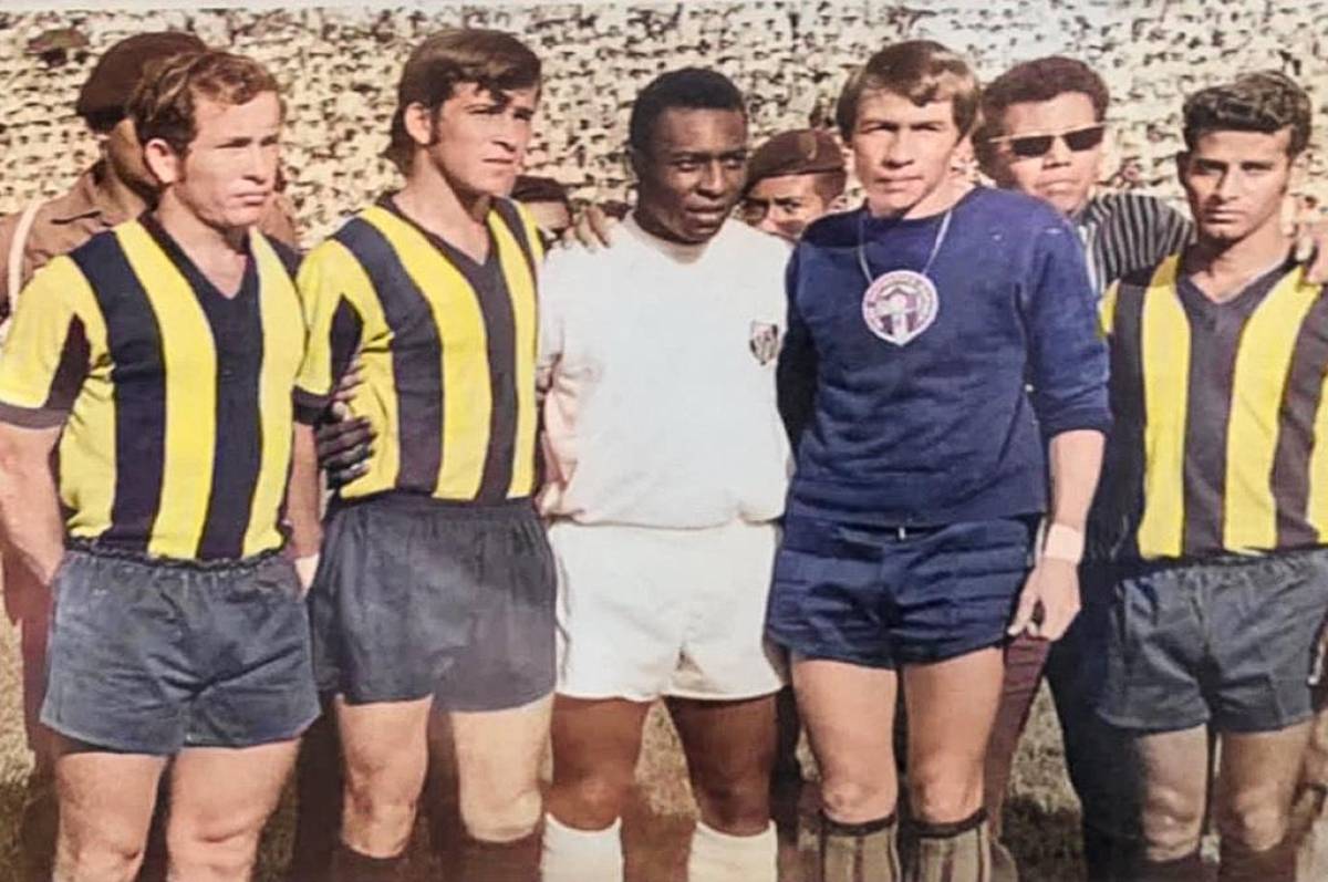 Pelé junto a los futbolistas de Real Espña en su visita a Honduras. Foto: Hondusports.