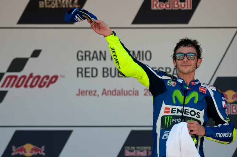 Valentino Rossi saluda desde el podio tras ganar el Gran Premio de España de MotoGP, este domingo 24 de abril en el circuito de Jerez de la Frontera (Cádiz) / AFP / Jorge Guerrero