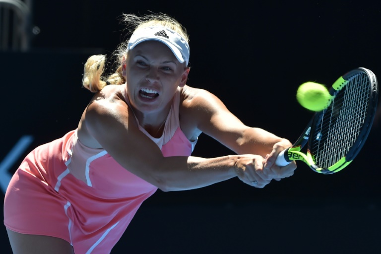 La tenista danesa Caroline Wozniacki durante el partido contra la kazaja Yulia Putintseva en el Abierto de Australia, en Melbourne el 18 de enero de 2016 / AFP / Paul Crock