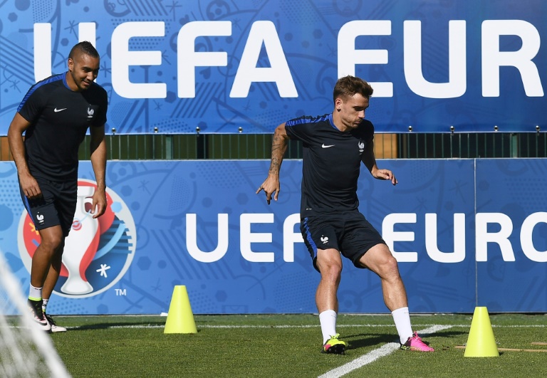 El delantero francés Antoine Griezmann y su compañero Dimitri Payet (I) durante una práctica de la selección de Francia en Marsella, sur, el 6 de julio de 2016, la víspera del choque con Alemania por semifinales de la Eurocopa. / AFP / FRANCK FIFE
