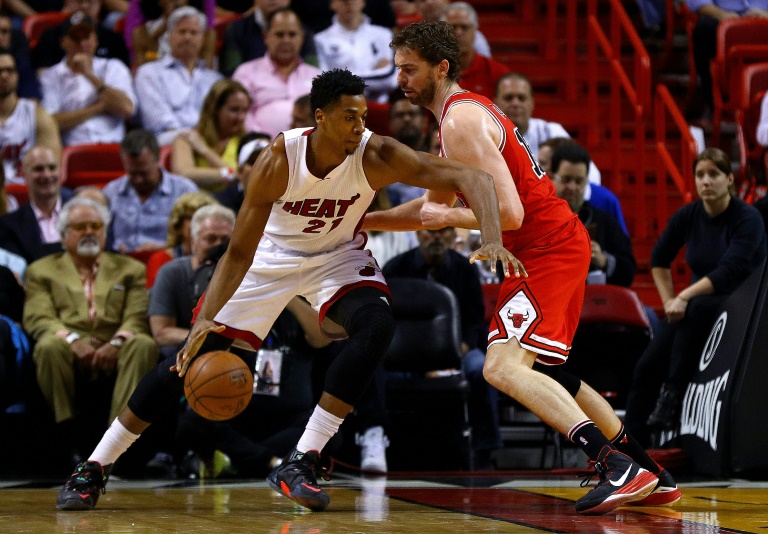 Pau Gasol (D), con la camiseta de Chicago Bulls, marca a Hassan Whiteside, de los Miami Heat, en partido disputado el 7 de abril de 2016 en Miami / AFP / Mike Ehrmann