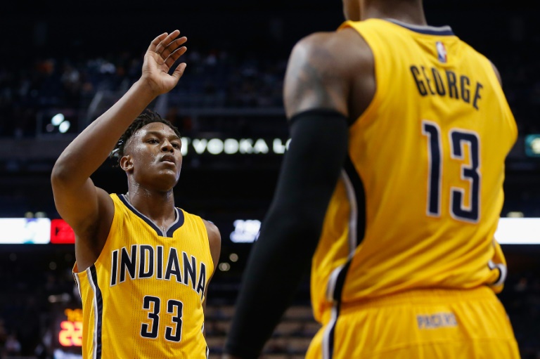 Myles Turner (i) de los Indiana Pacers el 19 de enero de 2016 en Phoenix, Arizona / AFP / Christian Petersen