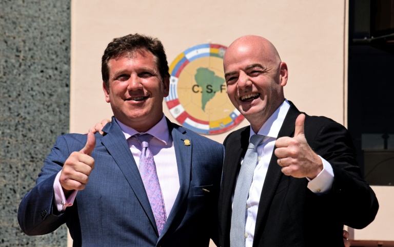 El presidente de la Conmebol, Alejandro Domínguez (I), da la bienvenida al presidente de la FIFA, Gianni Infantino, en el cuartel general de la organización en Luque, Paraguay, el 28 de marzo de 2016 / AFP / NORBERTO DUARTE