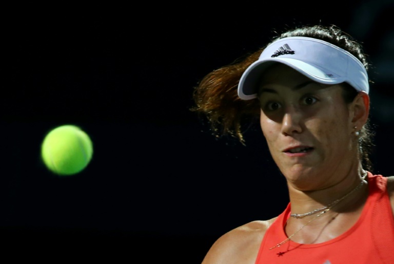 La tenista española Garbiñe Muguruza juega contra la ucraniana Elina Svitolina en el torneo de Dubái el 17 de febrero de 2016 / AFP / Marwan Naamani