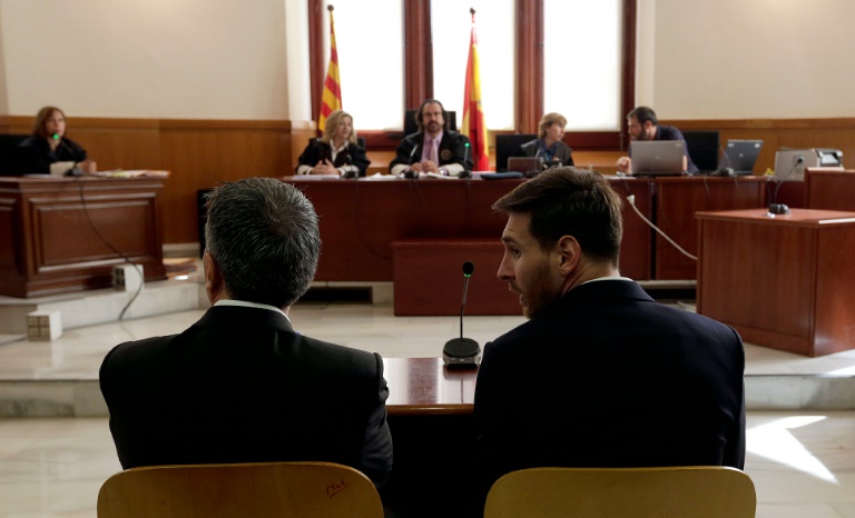El delantero del FC Barcelona Lionel Messi, sentado junto a su padre, Jorge Horacio Messi, frente a los jueces durante un juicio por fraude fiscal el 2 de junio de 2016 en Barcelona / AFP / Alberto Estévez