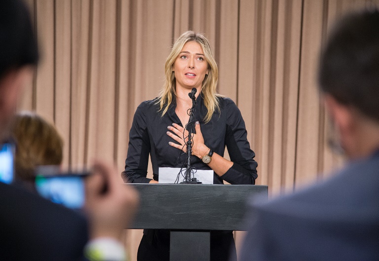 La tenista rusa Maria Sharapova hable en conferencia de prensa en el centro de Los Angeles, California, el 7 de marzo de 2016 / AFP / Robyn Beck