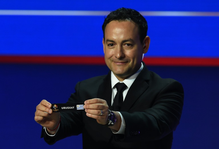 El secretario general adjunto de la Concacaf, el mexicano Jurgen Mainka muestra la etiqueta de Uruguay en el sorteo de la Copa América Centenario en el teatro Hammerstein Ballroom, en Nueva York, el 21 de febrero de 2016 / AFP / Mladen ANTONOV
