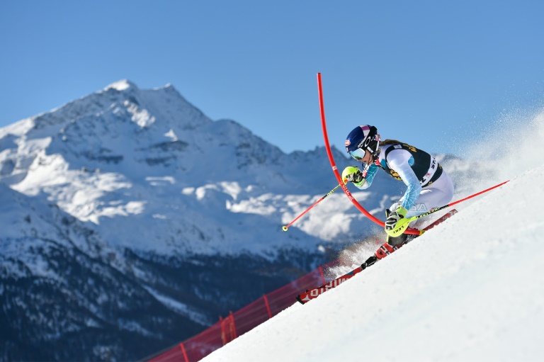 La esquiadora estadounidense Mikaela Shiffrin compite en el eslalon de Saint Mortiz, en Suiza, el 19 de marzo de 2016, donde se impuso en la prueba final de la temporada / AFP / Fabrice Coffrini
