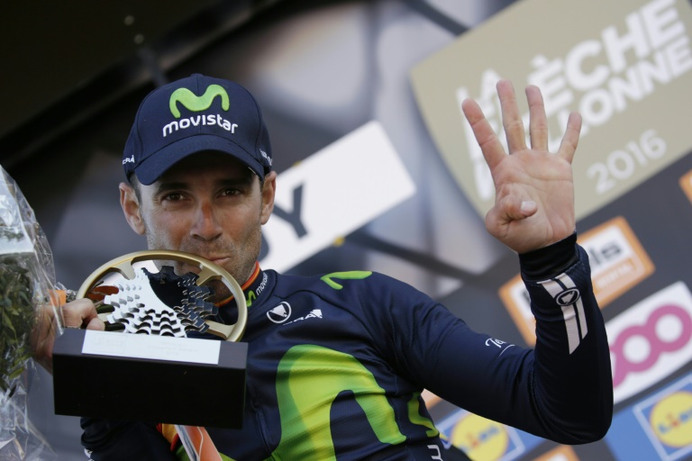 El ciclista español del equipo Movistar Alejandro Valverde besa su cuarto trofeo que le acredita como vencedor de la clásica Flecha Valona, el 20 de abril de 2016 en Huy, Bélgica / AFP / Kenzo Tribouillard