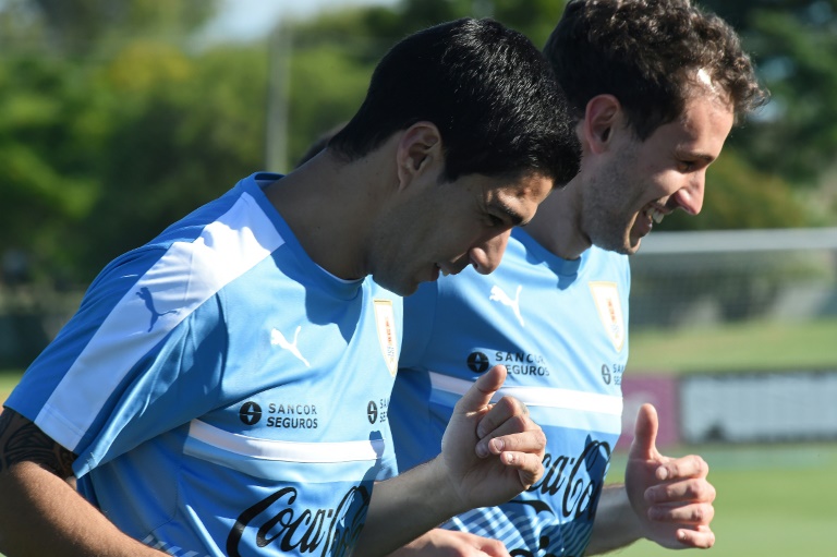 Los uruguayos Luis Suárez (I) y Cristhian Stuani (D) se ejercitan en un entrenamiento de su selección en el Complejo Celeste de Montevideo, el 21 de marzo de 2016 / AFP / MIGUEL ROJO