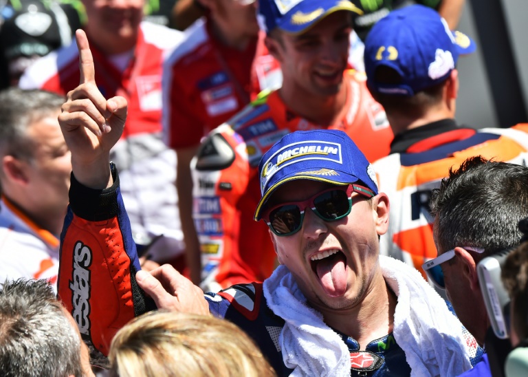 El piloto español de MotoGP Jorge Lorenzo (Yamaha) celebra su victoria en el Gran Premio de Italia el 22 de mayo de 2016 en Mugello / AFP / Giuseppe Cacace
