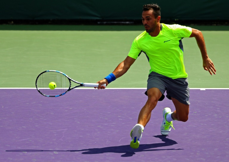 El dominicano Víctor Estrella Burgos devuelve la pelota al australiano Sam Groth, en el Masters 1000 de Miami, el 23 de marzo de 2016, en Key Biscayne / AFP / Mike Ehrmann