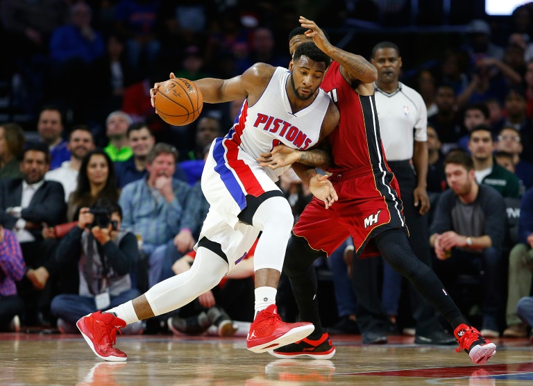 Andre Drummond trata de avanzar ante la oposición de Josh Richardson durante el partido de la NBA entre los Detroit Pistons y los Miami Heat jugado el martes 12 de abril en Auburn Hills, cerca de Detroit (EEUU) / AFP / Gregory Shamus
