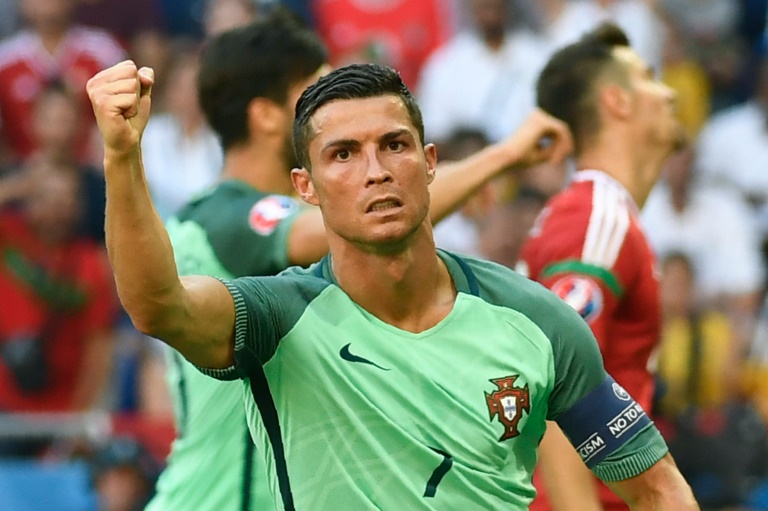 El jugador de Portugal, Cristiano Ronaldo (D) celebra luego de convertir un gol durante el partido ante Hungría por la Eurocopa el 22 de junio de 2016 en Lyon / AFP / Philippe Desmazes
