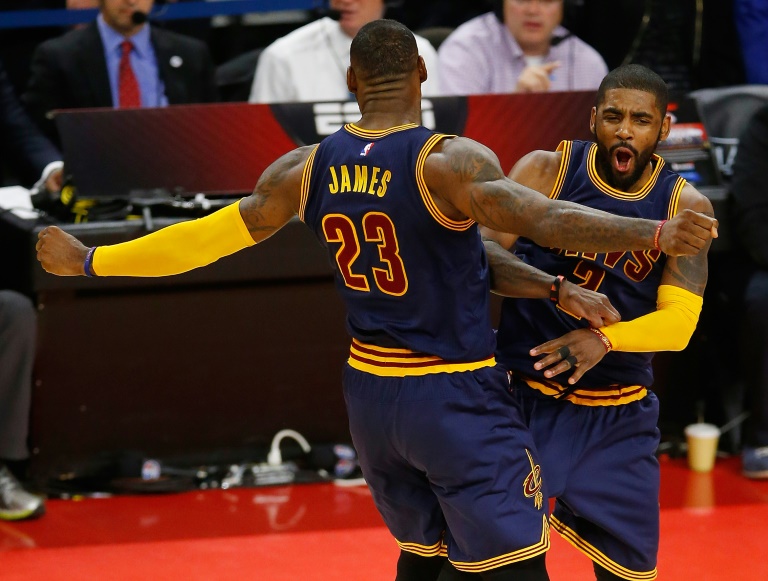 Kyrie Irving, de Cleveland Cavaliers, junto a su compañero LeBron James, durante el partido contra Detroit Pistons, el 22 de abril de 2016 en Auburn Hills, Michigan / AFP / Gregory Shamus