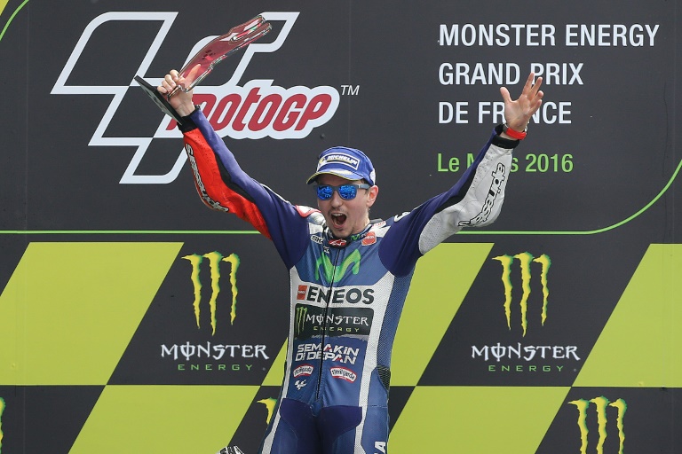 El piloto español Jorge Lorenzo celebra su victoria en el podio del Gran Premio de Francia de MotoGP, en Le Mans, noroeste de Francia, el 8 de mayo de 2016 / AFP / Charly Triballeau