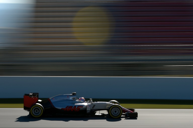 El piloto francés de la escudería Haas Romain Grosjean rueda en el Circuit de Catalunya, en Montmeló, a las afueras de Barcelona, el 4 de marzo de 2016, durante los entrenamientos de pretemporada de la Fórmula 1
/ AFP / Lluís Gené