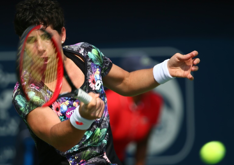 La tenista española Carla Suárez Navarro devuelve tiro de la francesa Caroline Garcia durante en el tercer día de los el torneo WTA de Dubai, el 17 de febrero de 2016. / AFP / MARWAN NAAMANI