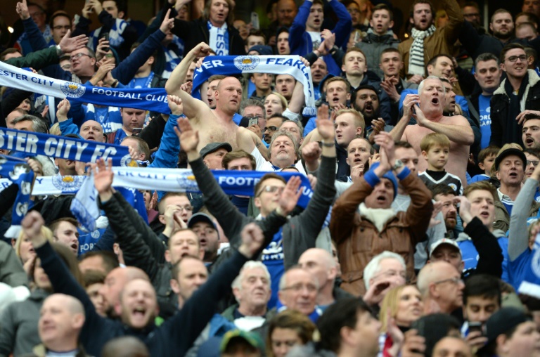 Simpatizantes dle Leicester cantan tras el empate 1-1 ante Manchester United por la liga inglesa, en Old Trafford, Manchester, noroeste de Inglaterra, el 1 de mayo de 2016. / AFP / OLI SCARFF