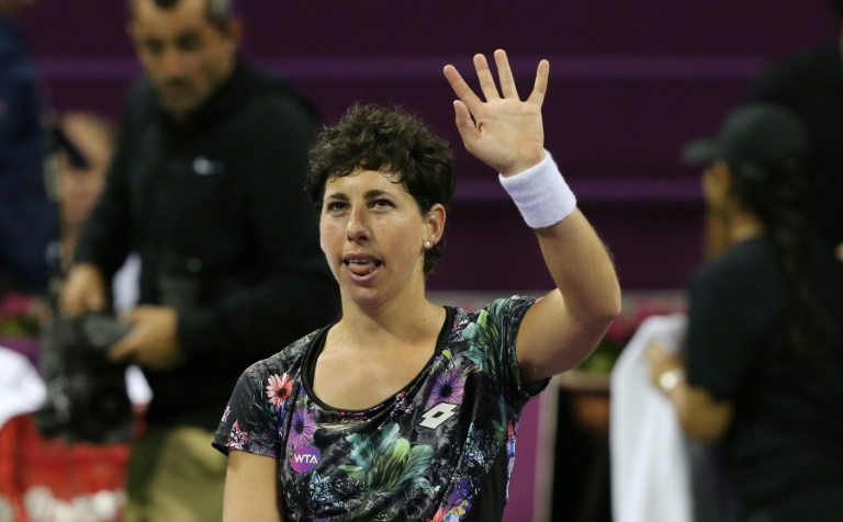 La tenista española Carla Suárez celebra su victoria ante la polaca Agnieszka Radwanska en semifinales del Torneo de Doha, el 26 de febrero de 2016, en la capital catarí / AFP / Karim JAAFAR