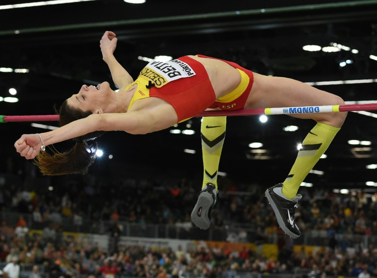 La atleta española Ruth Beitia compite en la final de salto de altura del Mundial de Atletismo en Sala de Portland, Oregon (EEUU), el 20 de marzo de 2016 / AFP / Mark Ralston