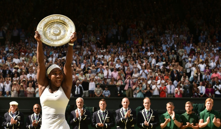 La estadounidense y estrella del tenis mundial Serena Williams festeja su victoria en el torneo de Wimbledon, el 11 de julio de 2015 en Londres / AFP / Leon Neal
