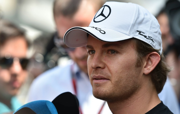 El piloto alemán de la escudería Mercedes Nico Rosberg habla con la prensa el 12 de noviembre de 2015 en el circuito de Interlagos, en Sao Paulo, antes del Gran Premio de Brasil de Fórmula 1 / AFP / Miguel Shincariol